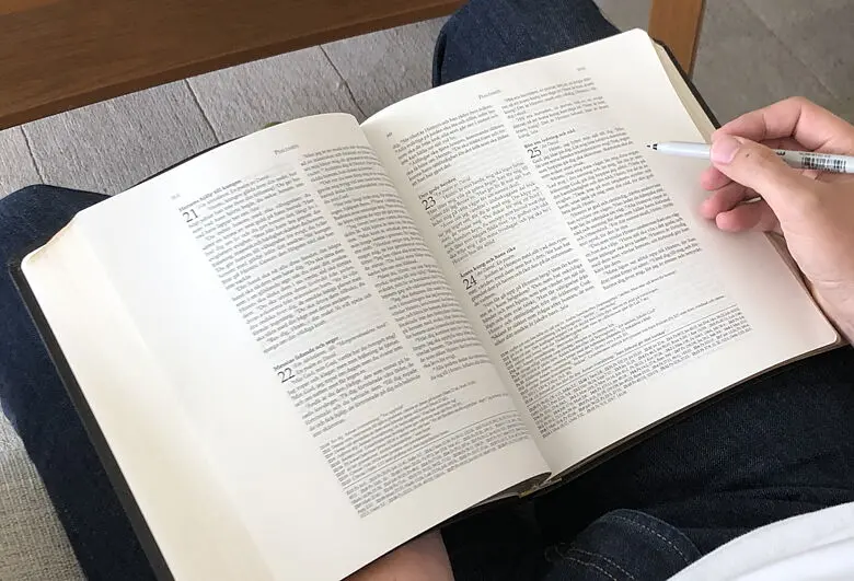 Svenska Folkbibeln 2015 Anteckningsbibel, svart cabraskinn2.webp