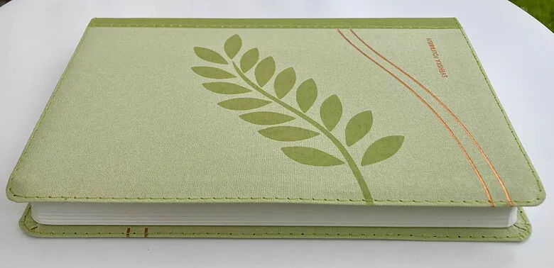 Svenska Folkbibeln 2015 Slimline, grön linnestruktur6.webp