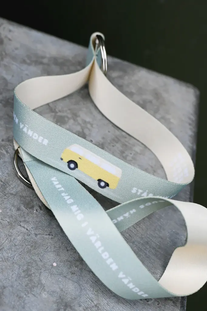 [913.001] Kort nyckelband med buss – Vart jag mig i världen vänder