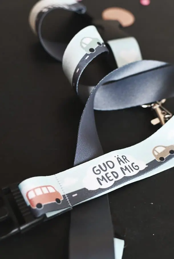 Långt nyckelband med fordon – Gud är med mig