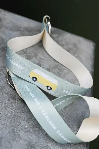 [913.001] Kort nyckelband med buss – Vart jag mig i världen vänder